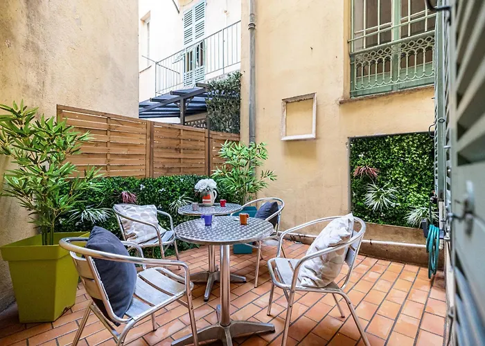 Large One Bedroom Flat In The Old Town Nice