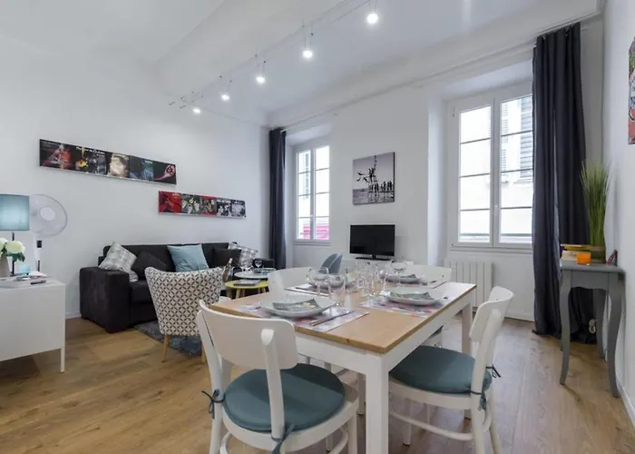 Large One Bedroom Flat In The Old Town דירה ניס
