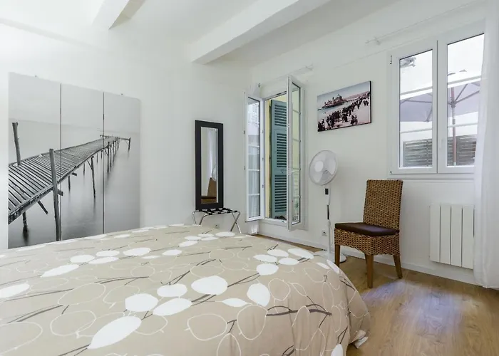 Large One Bedroom Flat In The Old Town Nice