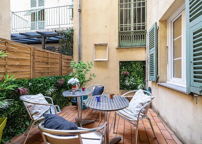 Apartment Large One Bedroom Flat In The Old Town