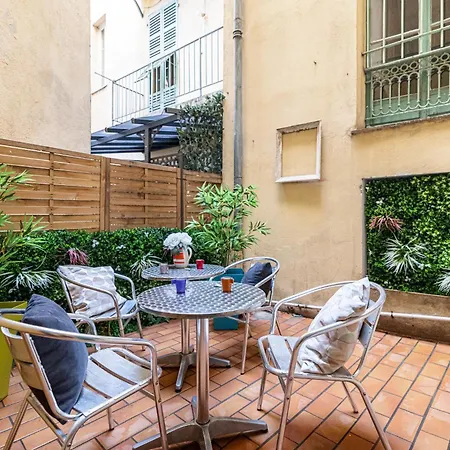 Large One Bedroom Flat In The Old Town 니스